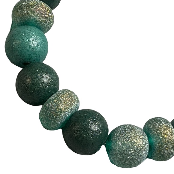Green textured round sparkly glass stretchy beaded bracelet NEW - Picture 2 of 3